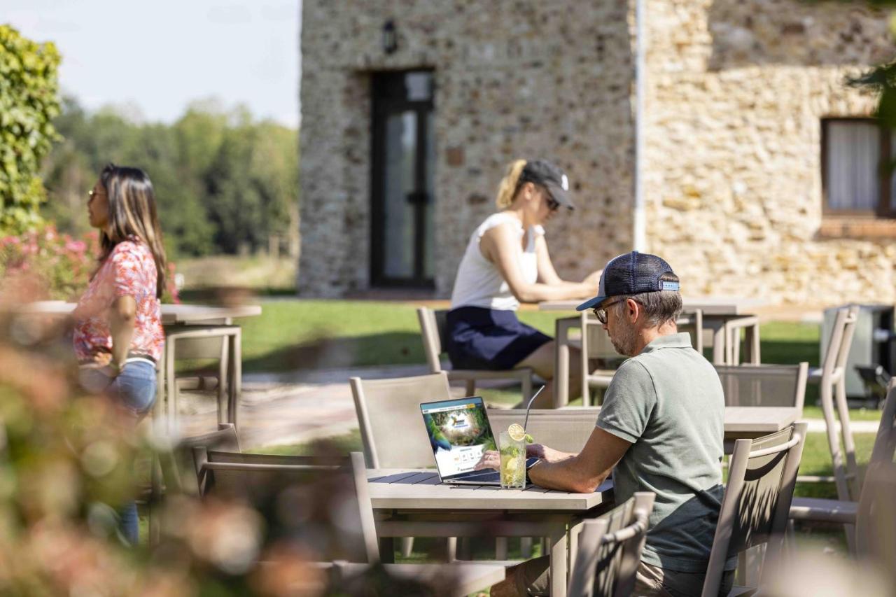 Hotel Les Suites - Domaine De Crecy Bagian luar foto